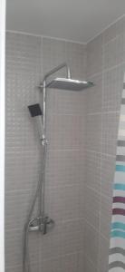 une douche avec pommeau de douche dans une salle de bain dans l'établissement Villa Feli, à Benicàssim