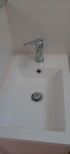 La salle de bains est pourvue d'un lavabo avec un robinet en argent. dans l'établissement Villa Feli, à Benicàssim