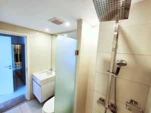Koupelna v ubytování City Center Residence with two bedroom & two bathroom + 10 fotografií