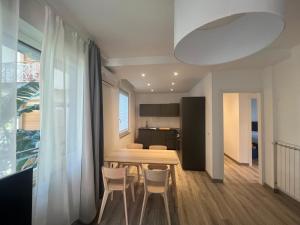 een keuken en eetkamer met een tafel en stoelen bij Mare Mosso in Bordighera