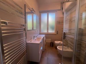 een badkamer met wastafel, douche en toilet bij Mare Mosso in Bordighera +16 foto's