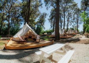 Zahrada ubytování Camp 'Dvor' bell tent accommodation