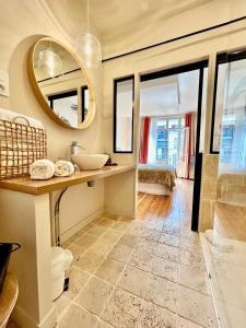 un baño con lavabo y espejo en Chambre Roméo ou Juliette, en Honfleur