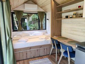 Postel nebo postele na pokoji v ubytování Transfăgărășan River Retreat