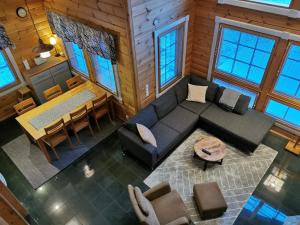 an overhead view of a living room with a couch and a table at Saiho in Syöte