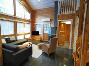 una sala de estar con un sofá y un televisor en Saiho, en Syöte