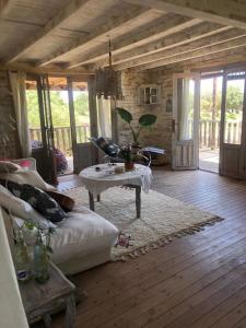 Χώρος καθιστικού στο ShantyKaouki Maison de charme en bois sur pilotis