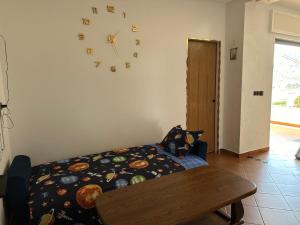 Uma cama ou camas num quarto em Belyounech vue sur mer et montagne 2 bederoom