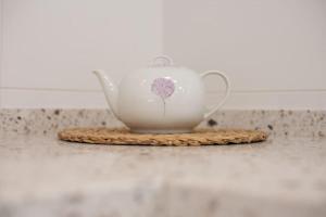 Una taza de té colocada sobre un posavasos en un mostrador. en Malasaña House, en Málaga