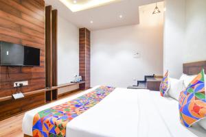 TV i/ili multimedijalni sistem u objektu FabHotel Awadhvue