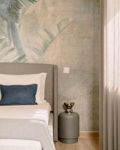 ein Schlafzimmer mit einem Bett mit einem blauen Kissen in der Unterkunft Glam House no coração da cidade in Faro