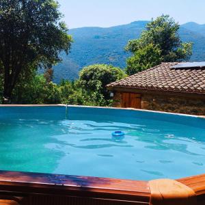 una gran piscina con vistas a las montañas en Masia Casa Nova de n'Illa, en Montseny