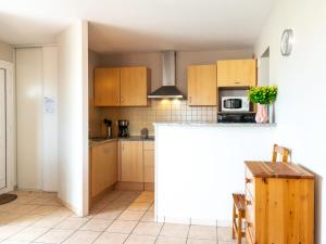 Kuchyň nebo kuchyňský kout v ubytování Apartment Côte Sud-3 by Interhome