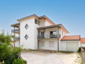 Budova, kde se apartmán nachází + 26 fotografií