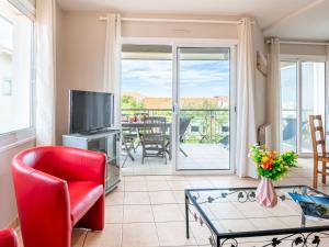 TV a/nebo společenská místnost v ubytování Apartment Côte Sud-3 by Interhome