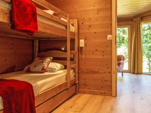 um quarto com um beliche num chalé de madeira em Chalet Mirabeau 8 by Interhome em Nendaz