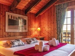 um quarto com uma cama com toalhas em Chalet Mirabeau 8 by Interhome em Nendaz