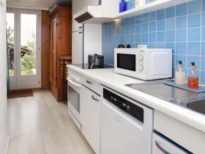 uma cozinha com fogão e micro-ondas em Apartment Djabò rez by Interhome em Verbier