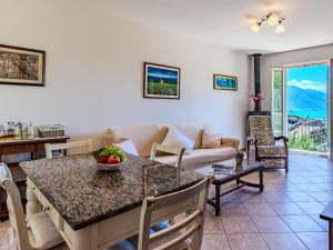 Χώρος καθιστικού στο Apartment Sole by Interhome