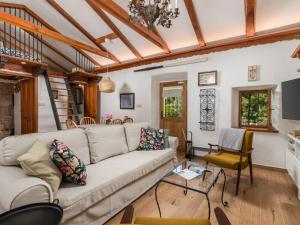 una sala de estar con un sofá y una mesa en Apartment Mia by Interhome, en Dobrinj