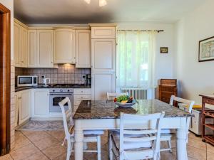 Η κουζίνα ή μικρή κουζίνα στο Apartment Sole by Interhome