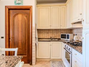 Η κουζίνα ή μικρή κουζίνα στο Apartment Sole by Interhome +20 φωτογραφίες