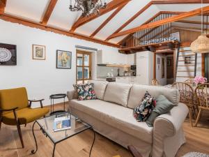 una sala de estar con un sofá y una mesa en Apartment Mia by Interhome, en Dobrinj