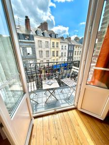 Un balcón con vista a una ciudad en Chambre Roméo ou Juliette, en Honfleur