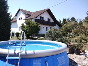 a hot tub in front of a house at Apartvilla Serbota in Porumbacu de Sus
