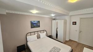 a bedroom with a bed in a room at Airport Bea in Otopeni +62 photos
