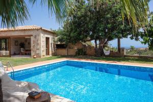 Πισίνα στο ή κοντά στο Saridakis Villa, a multi-generational Retreat, By ThinkVilla