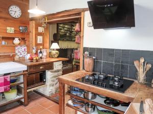 Η κουζίνα ή μικρή κουζίνα στο Holiday Home Le Petit Poirier by Interhome