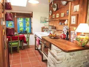 Η κουζίνα ή μικρή κουζίνα στο Holiday Home Le Petit Poirier by Interhome