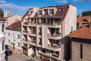 een appartementencomplex met balkons in een stad bij Prestige Central Apartments in Varna