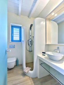 Ένα μπάνιο στο Luxurious Villa Seirios +27 φωτογραφίες