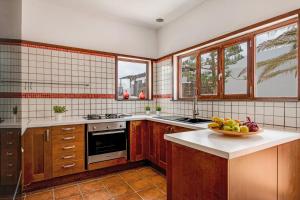 a kitchen with a bowl of fruit on a counter at Playa Marina Eco Beach Villa in Arrieta