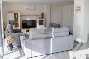 A television and/or entertainment centre at Casa en Tarela, Porto do Son