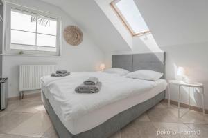 Łóżko lub łóżka w pokoju w obiekcie Remus House Apartments II Idealny dla par Pokoje 2 osobowe Dzieci od 12 lat Bezpłatny parking