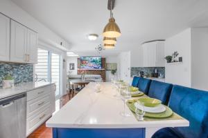 eine Küche mit einem weißen Tisch und blauen Stühlen in der Unterkunft Modern Oasis Near Washington DC in Silver Spring + 52 Fotos