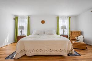 ein Schlafzimmer mit einem großen Bett und einem Stuhl in der Unterkunft Modern Oasis Near Washington DC in Silver Spring