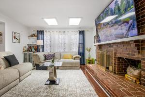 ein Wohnzimmer mit Sofa und Kamin in der Unterkunft Modern Oasis Near Washington DC in Silver Spring