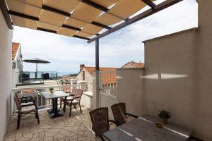 un balcon avec une table et des chaises et une vue dans l'établissement Guest House Kono, à Dubrovnik