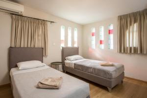 Postel nebo postele na pokoji v ubytování GM Villa Kallithies Village