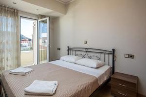 Postel nebo postele na pokoji v ubytování GM Villa Kallithies Village