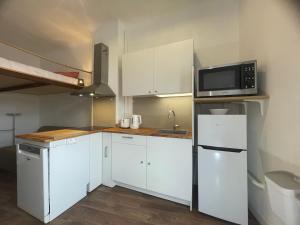 O bucătărie sau chicinetă la Studio cosy climatisé au coeur du village de Saint Michel l'Observatoire