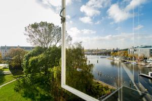 een raam met uitzicht op een rivier bij Pension Homeland in Amsterdam