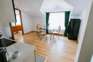 a kitchen and dining room with a table and chairs at Apartamenty Krzywa Krosno in Krosno