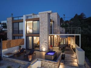 Tòa nhà nơi biệt thự tọa lạc