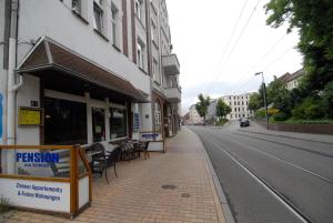 シュヴェリーンにあるAm Schloss 106の建物外のテーブルと椅子のある歩道 +5枚の写真