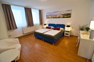 シュヴェリーンにあるAm Schloss 106のベッドとソファとテーブルのある寝室